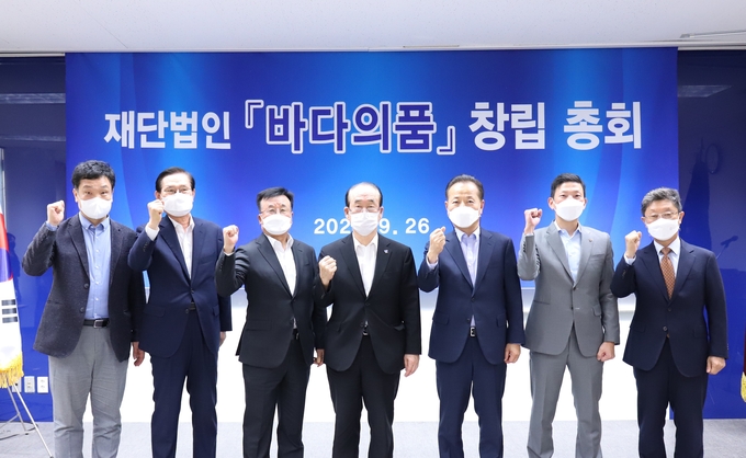 7명의 '바다의품; 창립발기인들이 화이팅을 외치고 있다. 사진 : 한국해운협회
