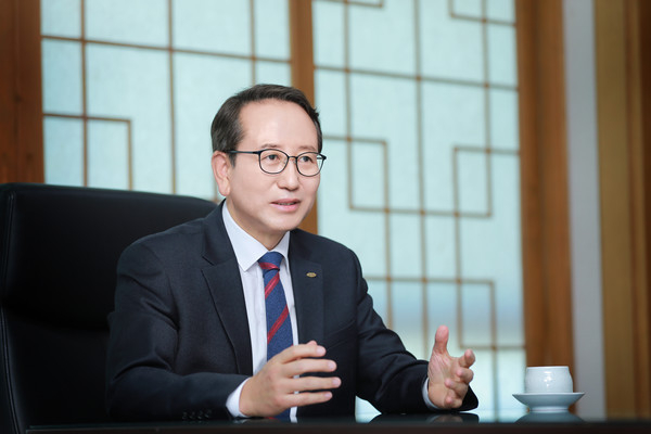 취임 1주년을 맞이한 강준석 부산항만공사 사장. 강 사장은 수산전문가에다 더불어민주당 출신의 '낙하산'으로 항만업계 일각에서는 부산항만공사를 이끌 적임자가 아니라고 지적하고 있다. 사진 : 부산항만공사