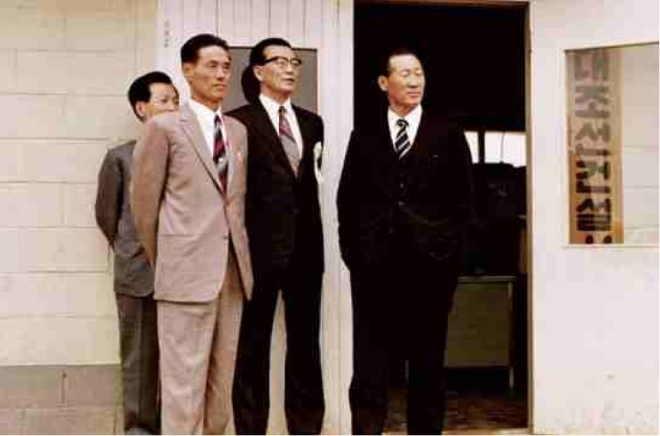 1972년 울산조선소 건설 현장을 시찰 중인 정주영 현대그룹 창업자. 사진 : 현대중공업