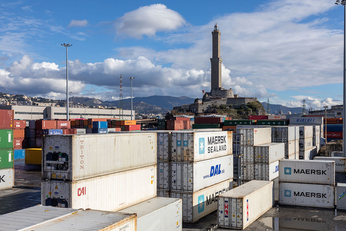 이탈리아 제노아항에 쌓여있는 컨테이너들. 사진 : Genoa Port Terminal