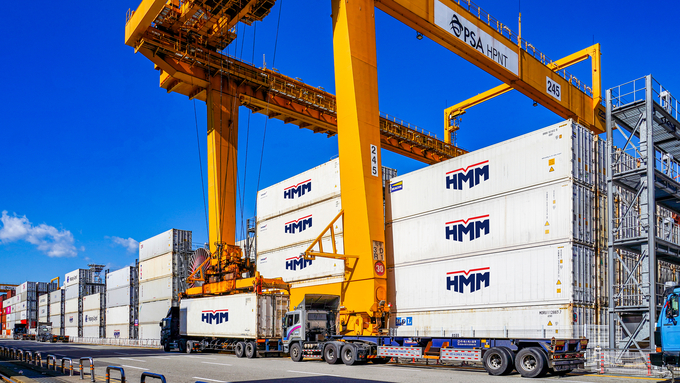 Demurrage & Detention의 대상이 되는 야드의 컨테이너들. 사진 : HMM