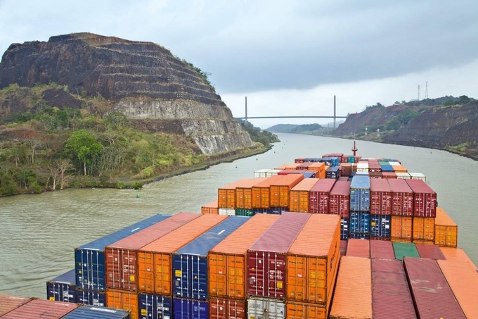 파나마 운항을 통항하는 'Boston Express호'. 사진 : Hapag-Lloyd