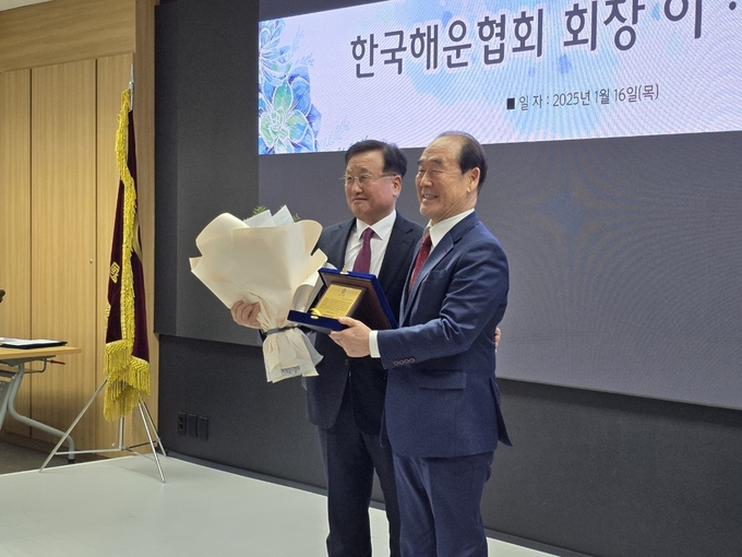 "바톤 터치". 이취임식장의 박정석(왼쪽) 한국해운협회 신임 회장과 정태순 32~33대 회장. 사진 : 해양통신DB