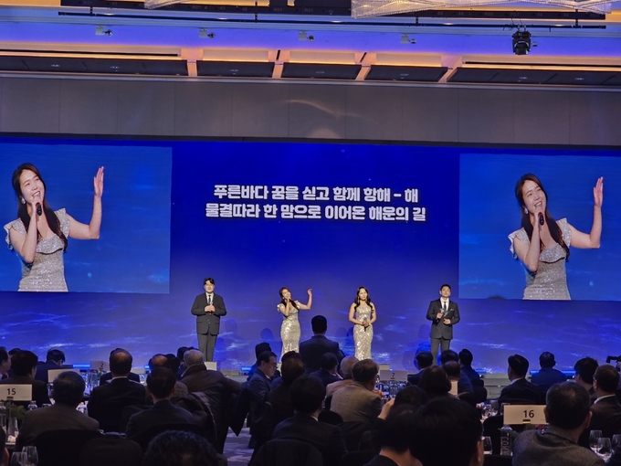 팬텀 앙상블이 해운조합가를 열창하고 있다.