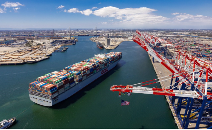롱비치항에 입항하는 중국 OOCL 컨테이너선. 사진 : The Port of Long Beach