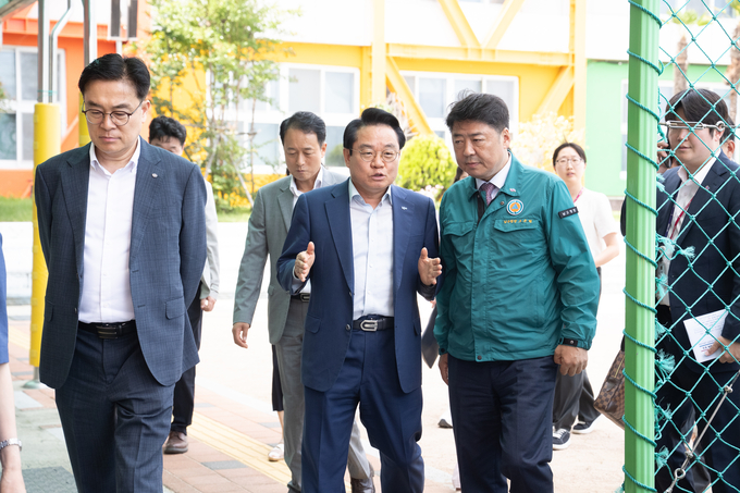 안병길 해진공 사장이 오은택 남구 구청장과 함께 완공된 '안전 바다로 1길' 조성 상태를 점검하고 있다. 사진 : KOBC