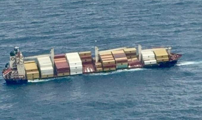  침몰 전 선체가 크게 기울어진 'MSC 엘사3호'. 사진 : Indian Coast Guard