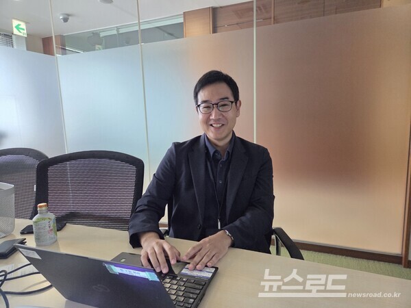 유타 이토 NYK 보도팀장이 한국해양기자협회와 인터뷰하고 있다. 사진=공동취재단