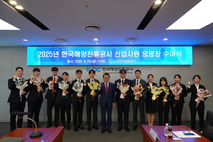  꽃다발을 받은 신입사원들. 사진 : KOBC